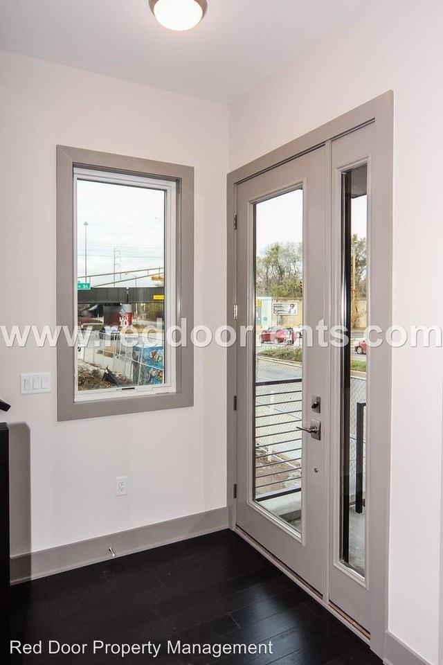 1107 E 10th St - Photo 3 of 11