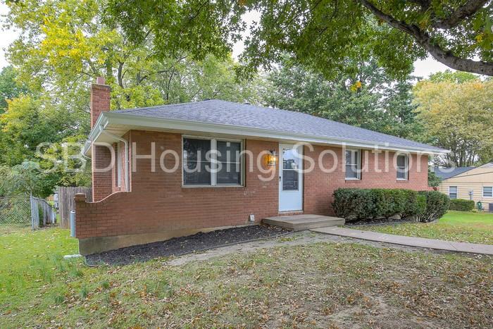 1236 Broadway St - Photo 3 of 37