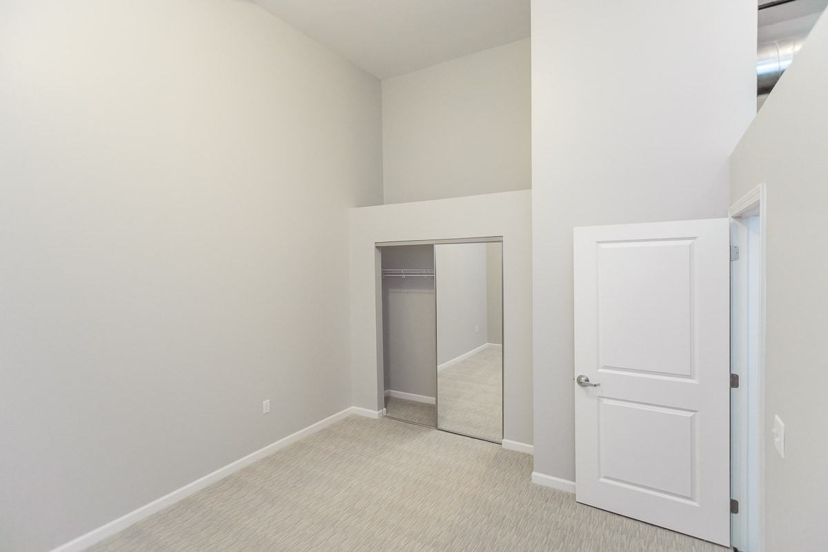 915 Broadway Blvd - Photo 3 of 49