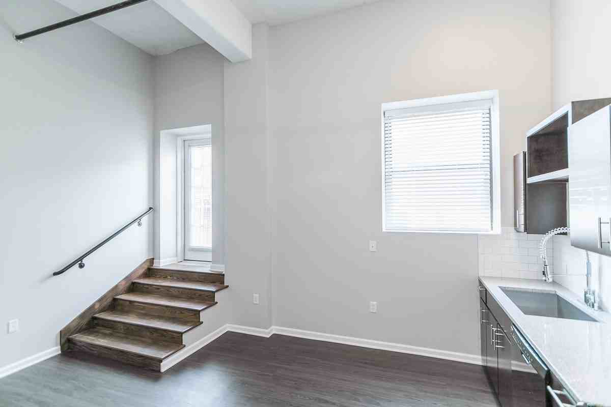 915 Broadway Blvd - Photo 4 of 49