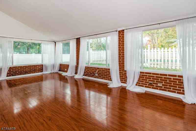 9 Robert Ct - Photo 2 of 22