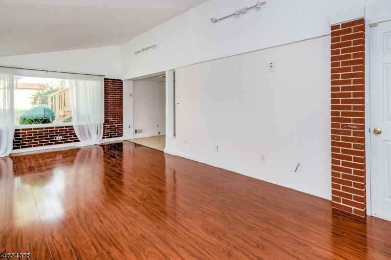 9 Robert Ct - Photo 3 of 22