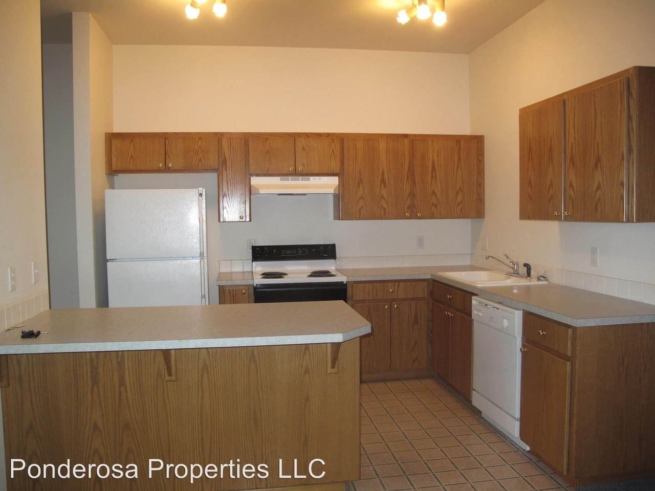 484 W Washington Ave - Photo 3 of 9