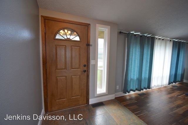 5535 Summit St - Photo 2 of 31