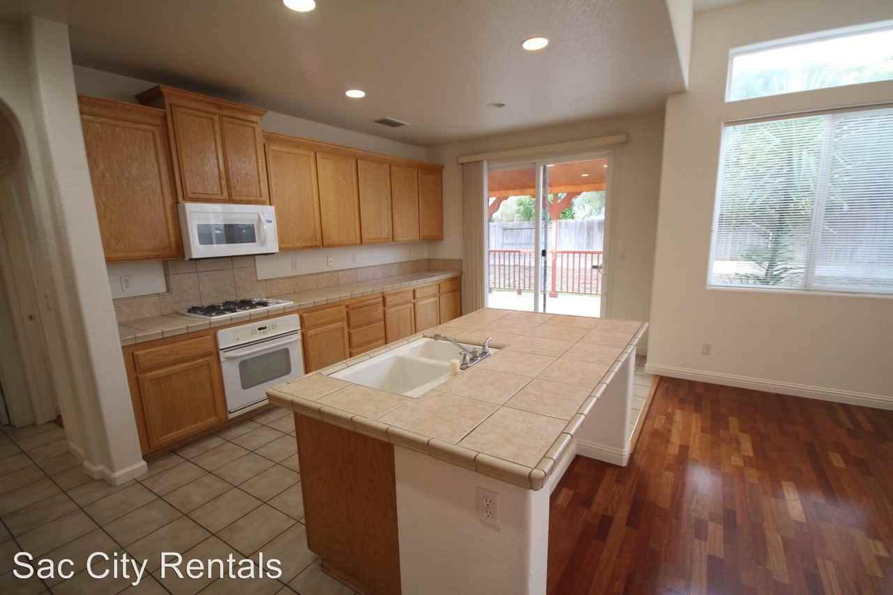 10128 Atkins Dr - Photo 3 of 18