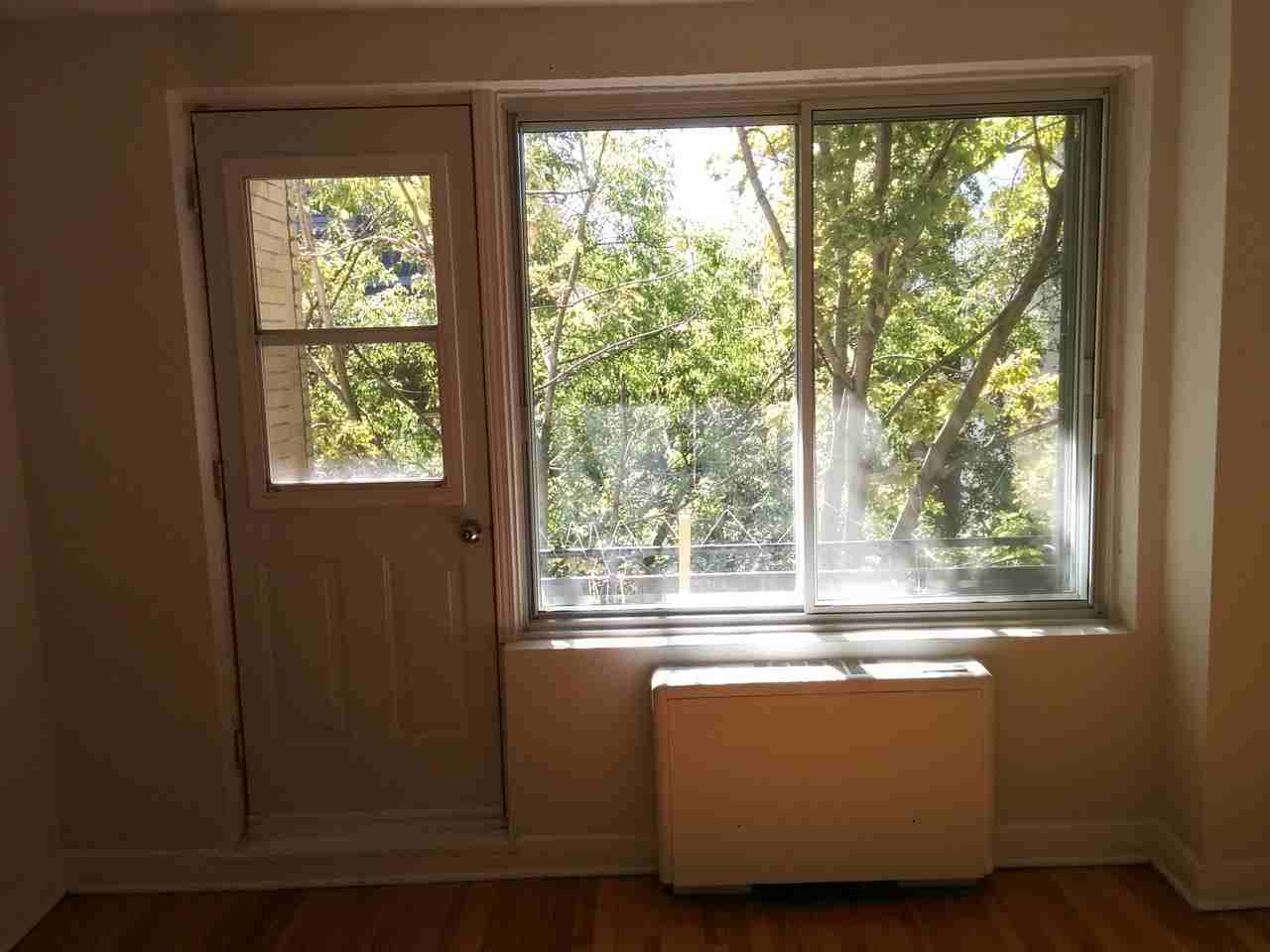 3433 Rue Durocher - Photo 2 of 11