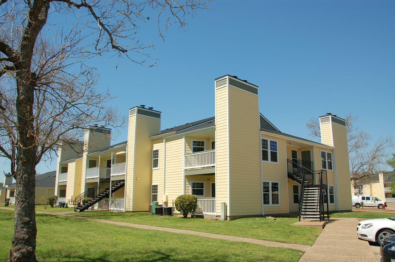 River Oaks Apartments - Photo 2 of 8