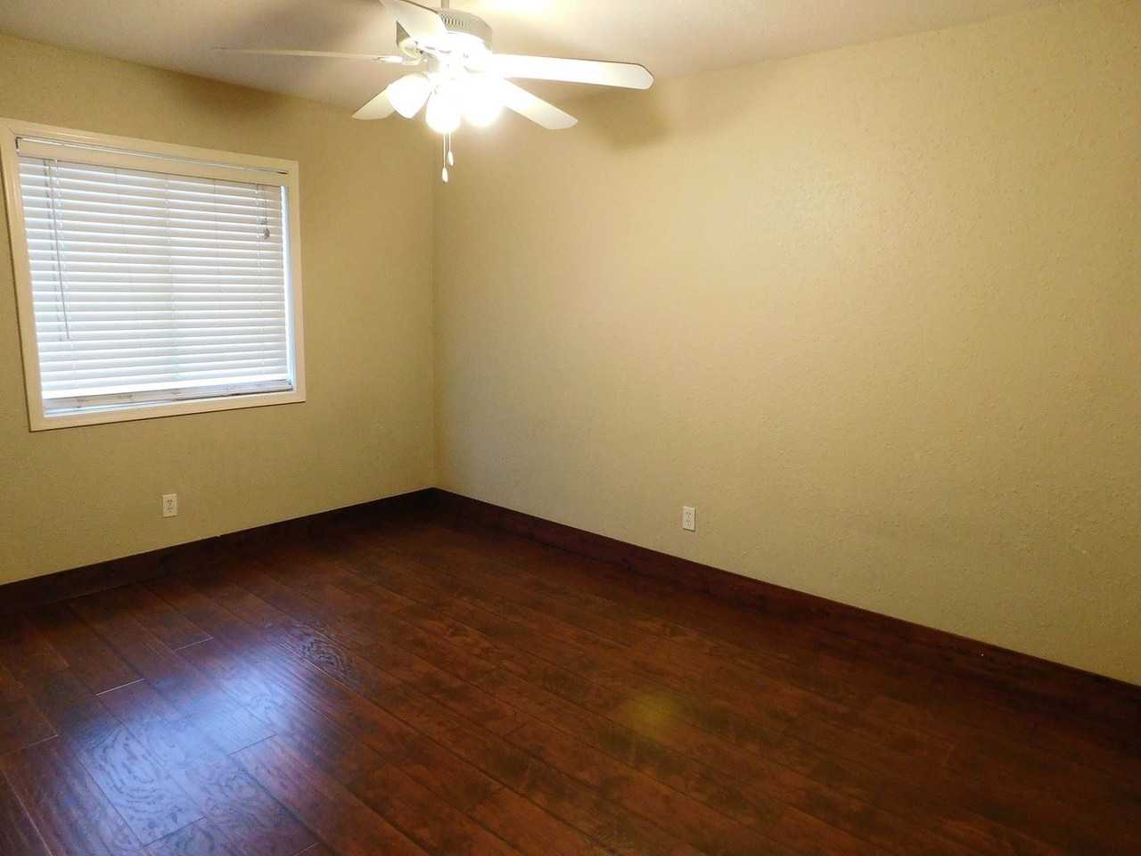 3706 N Pine Dr - Photo 3 of 18