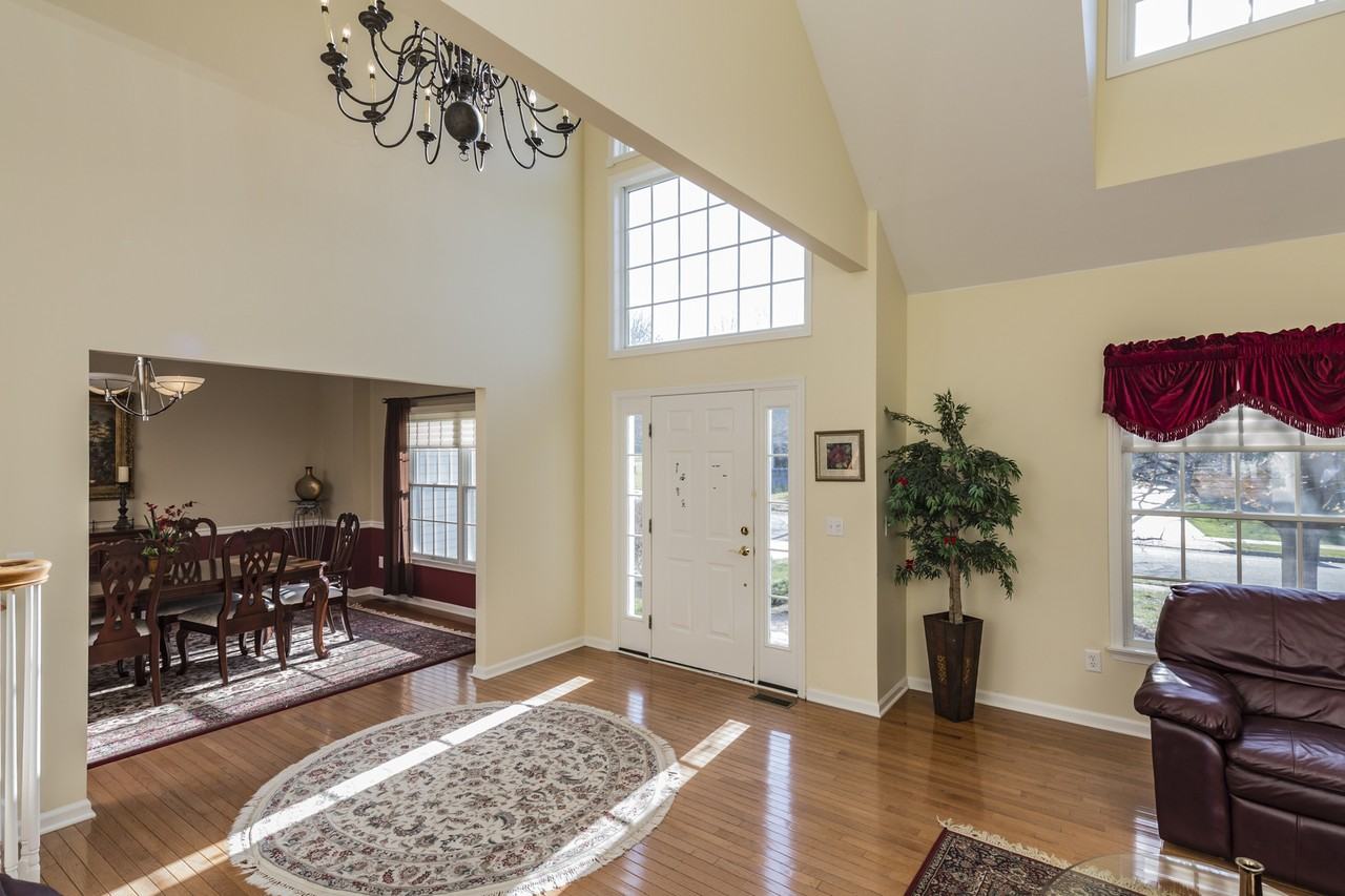 4 Interlachen Ct - Photo 2 of 25