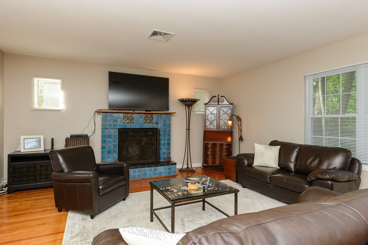 1011 Plandome Rd - Photo 2 of 15