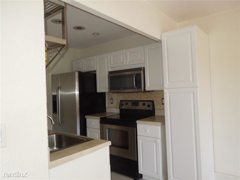 10104 Twin Lakes Dr - Photo 2 of 11