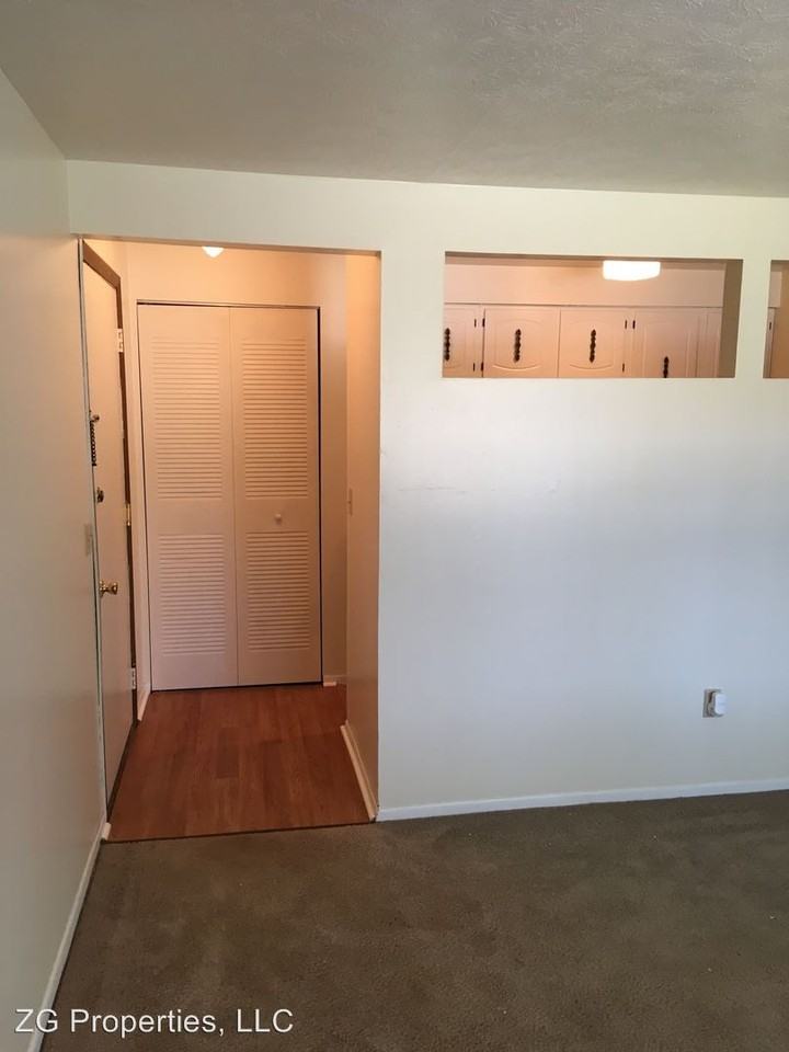 189 Mathews Ave - Photo 2 of 10