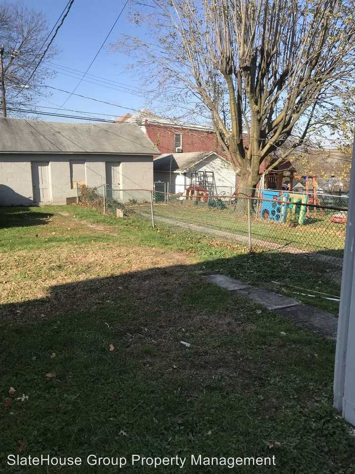 132 S Spruce St - Photo 2 of 11