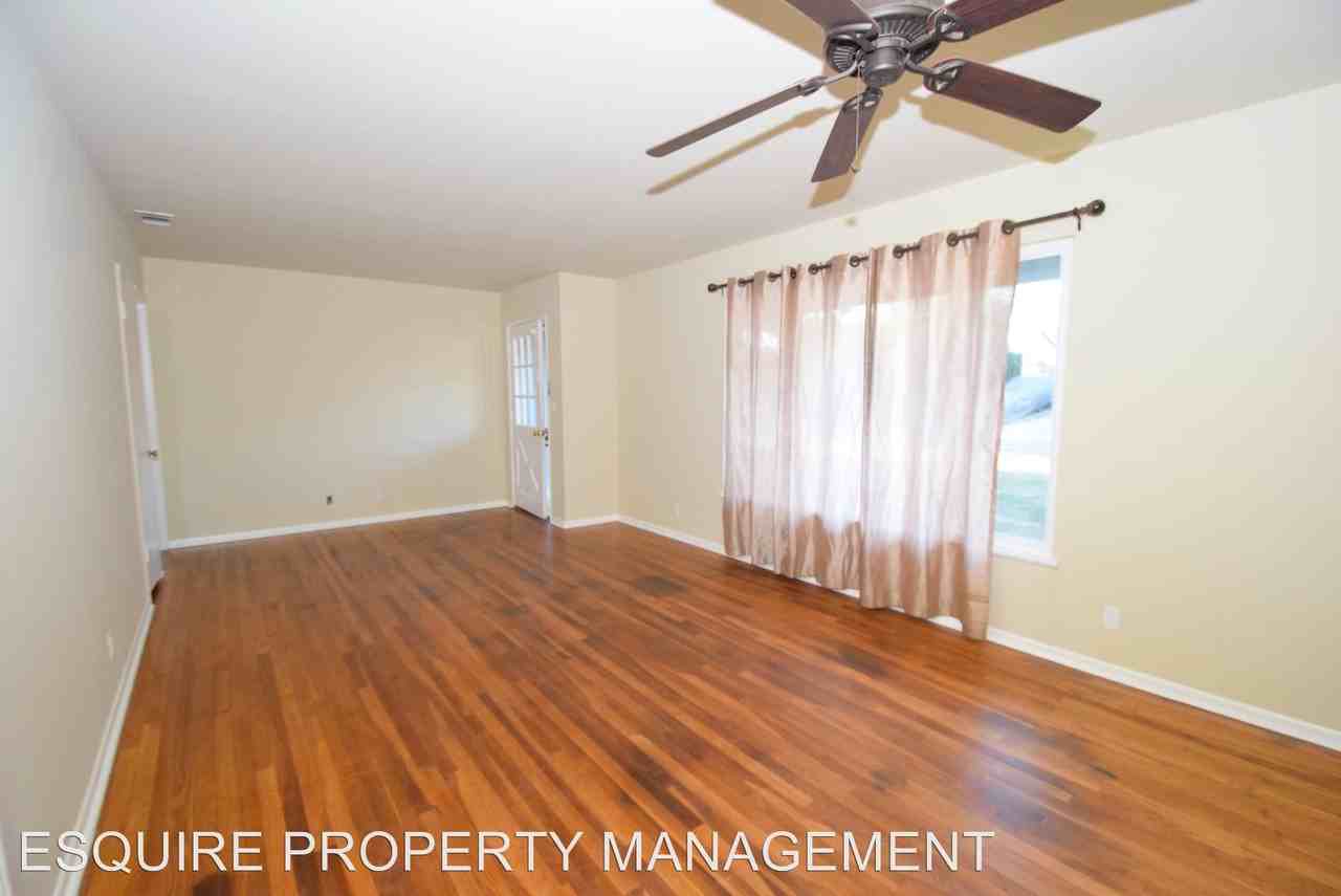 4533 North St - Photo 3 of 13