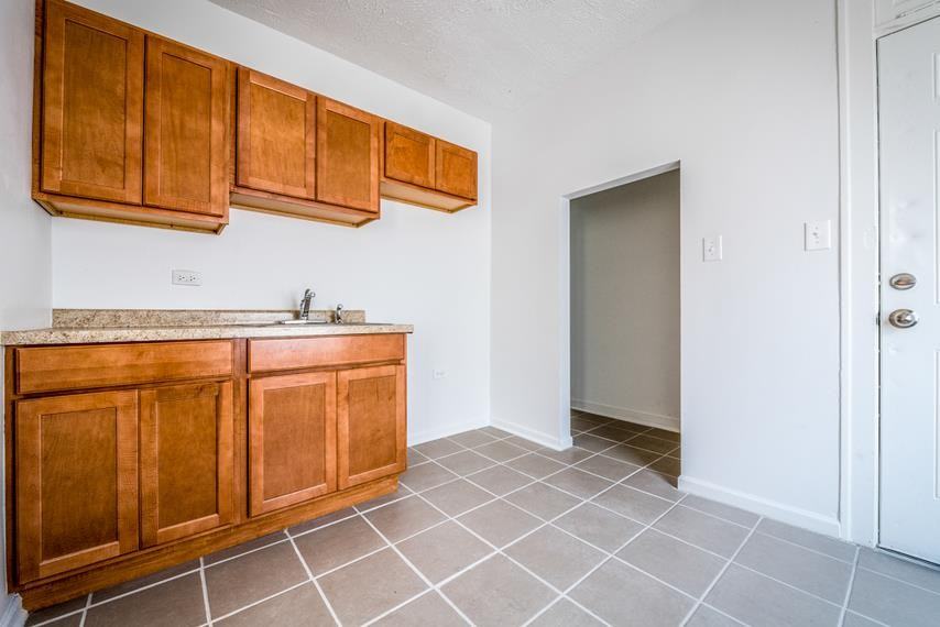 702 N Waller Ave - Photo 3 of 5