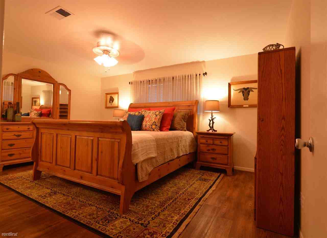 1216 Glade St - Photo 3 of 16