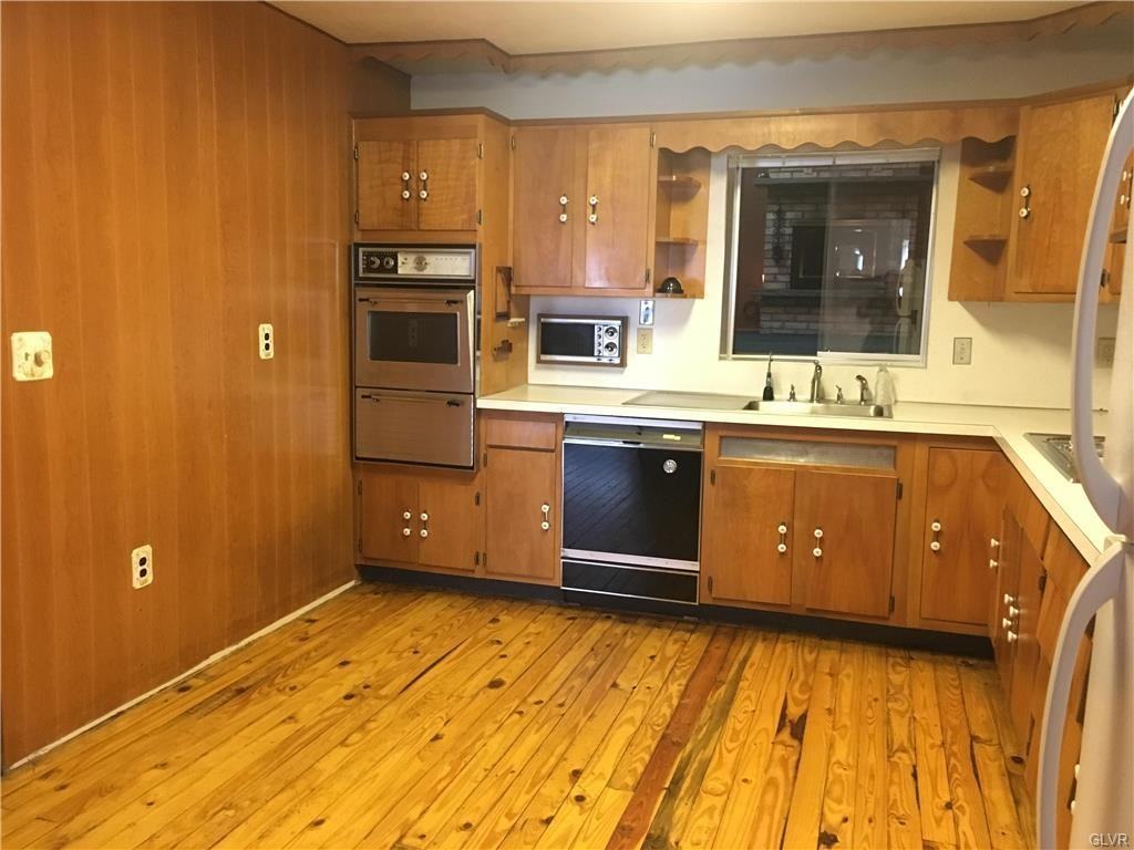 1075 Main St - Photo 2 of 12