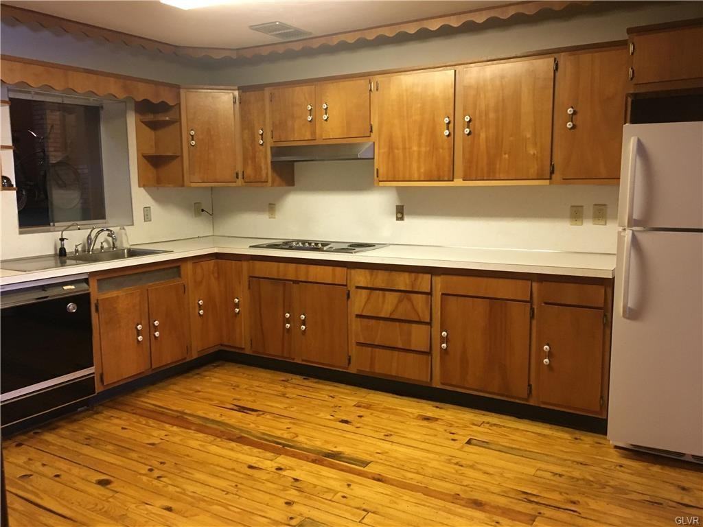 1075 Main St - Photo 3 of 12