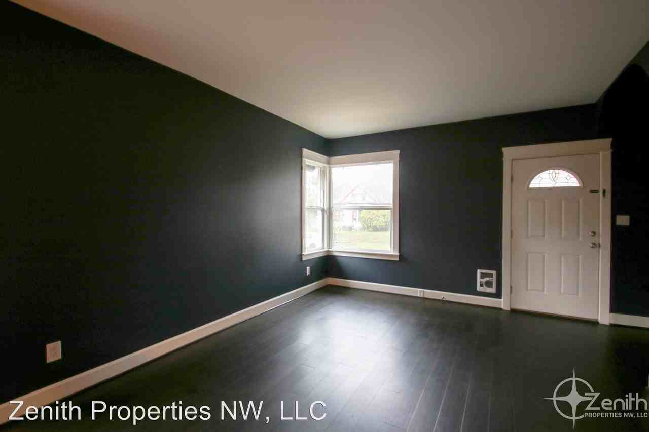 719 W 23rd St - Photo 3 of 21