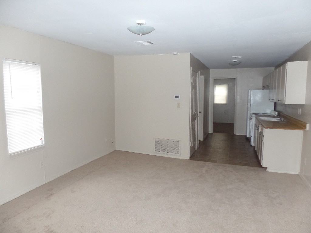608 W 4th St - Photo 2 of 6