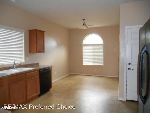 20500 N 262nd Ave - Photo 3 of 6