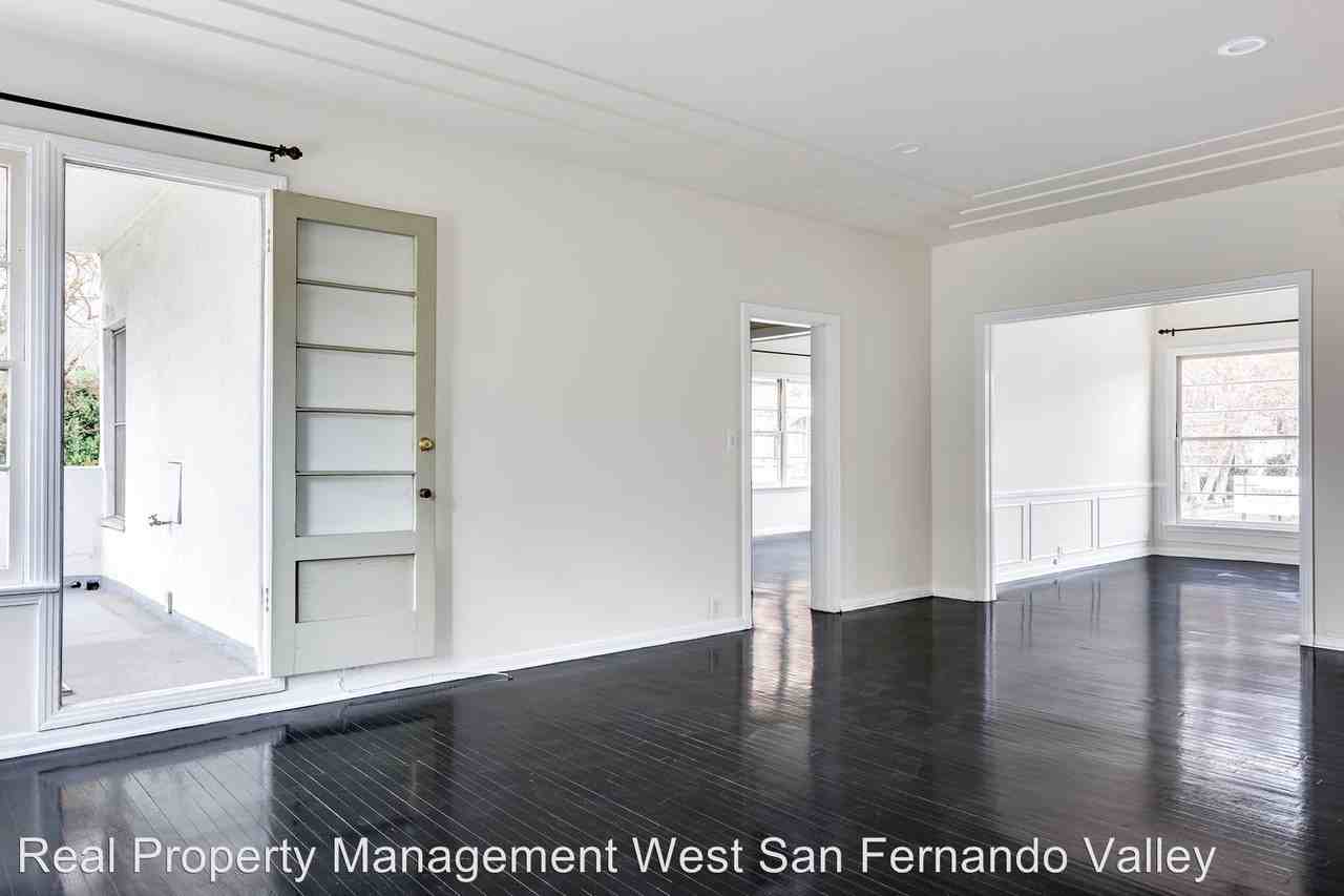 590 N Rossmore Ave #4 - Photo 2 of 11