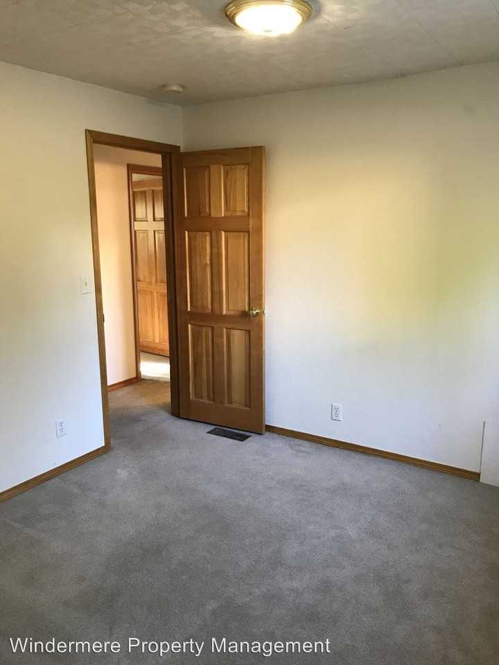 1025 16th St - Photo 2 of 4