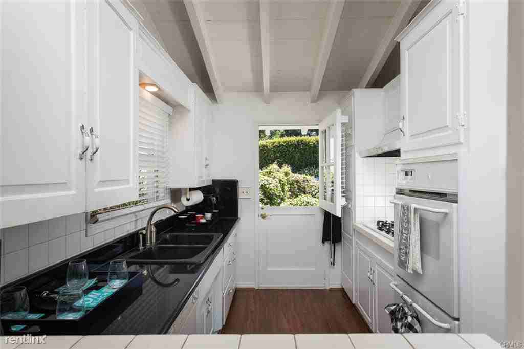 220 Kings Pl - Photo 2 of 21