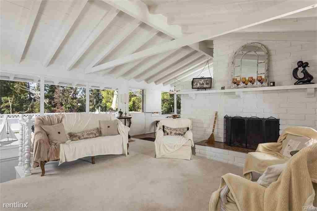 220 Kings Pl - Photo 3 of 21