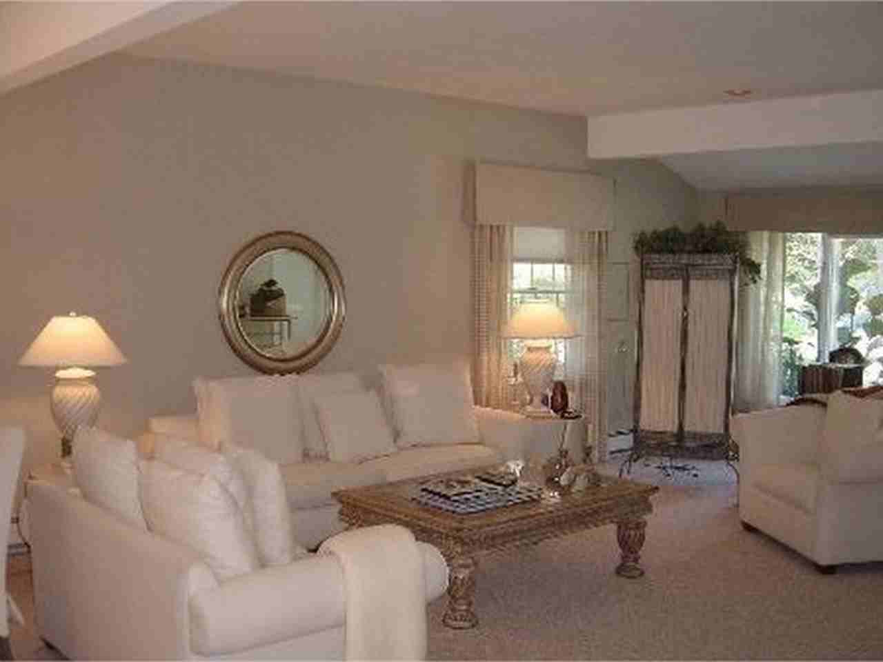 135 Lawn Ln - Photo 3 of 20