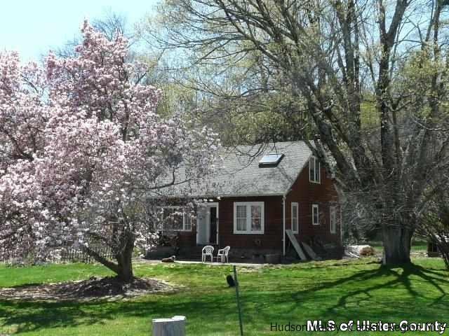 81 Reynolds Ln - Photo 2 of 11