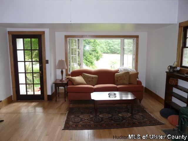 81 Reynolds Ln - Photo 3 of 11