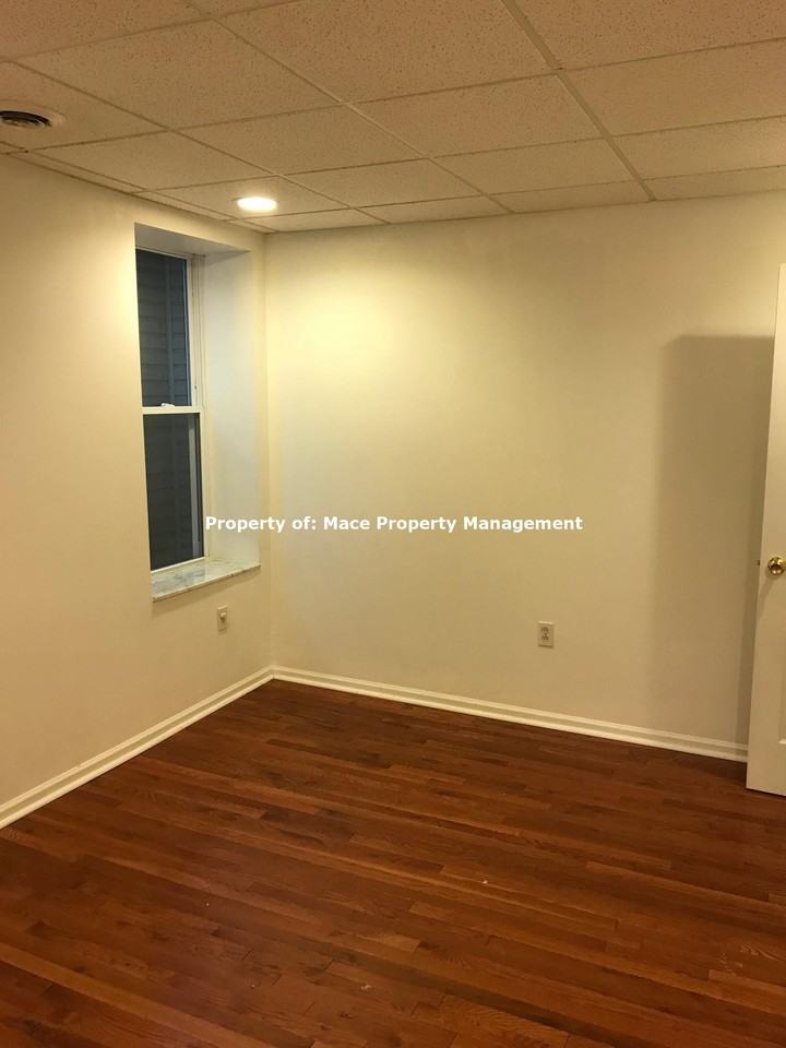 160 Noble Ave - Photo 3 of 8