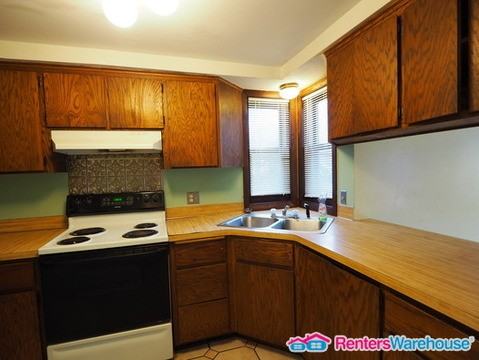 703 Tyler St NE - Photo 3 of 13