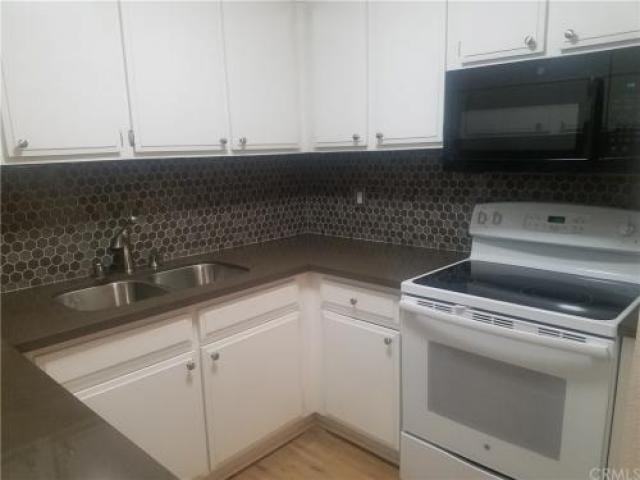 22890 Hilton Head Dr - Photo 2 of 6