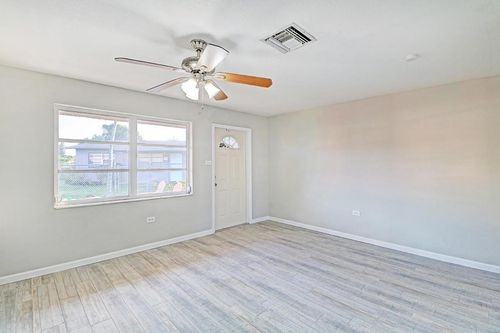 226 SW 15th Ave - Photo 3 of 5