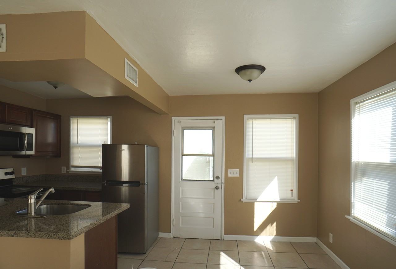 327 N H St - Photo 2 of 11