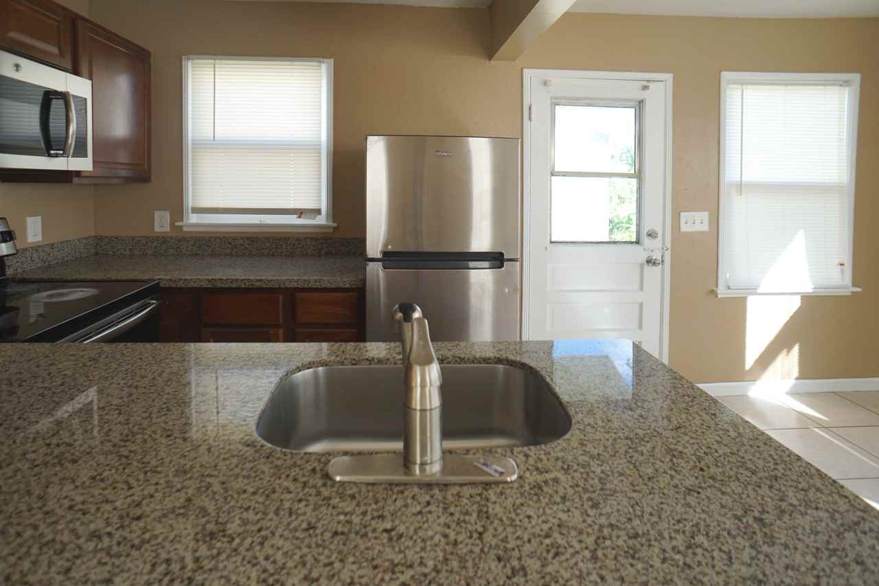 327 N H St - Photo 3 of 11