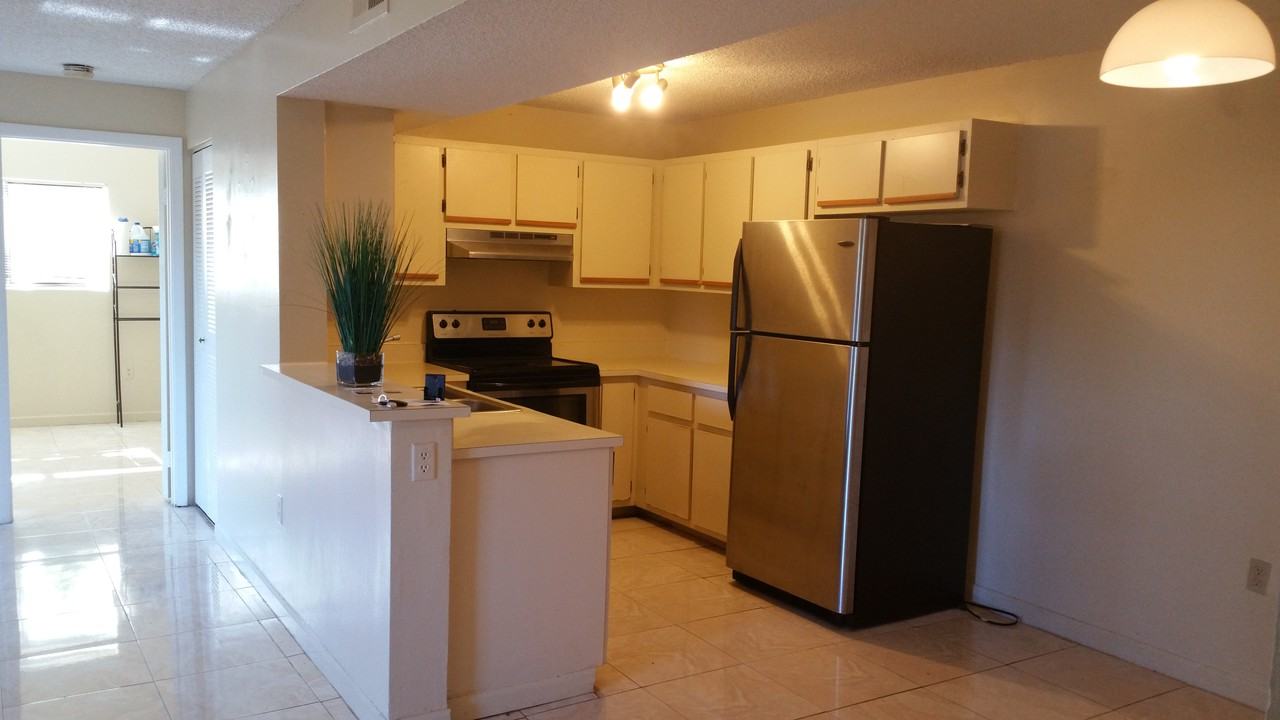 350 Palm Cir - Photo 3 of 7