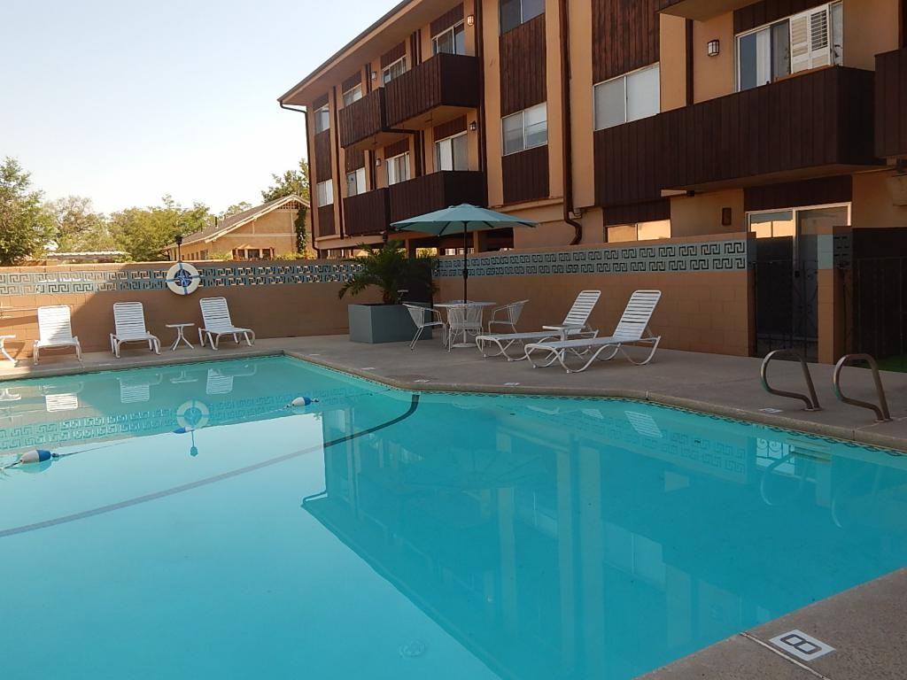 Nine-O-Nine Apts - Photo 2 of 19