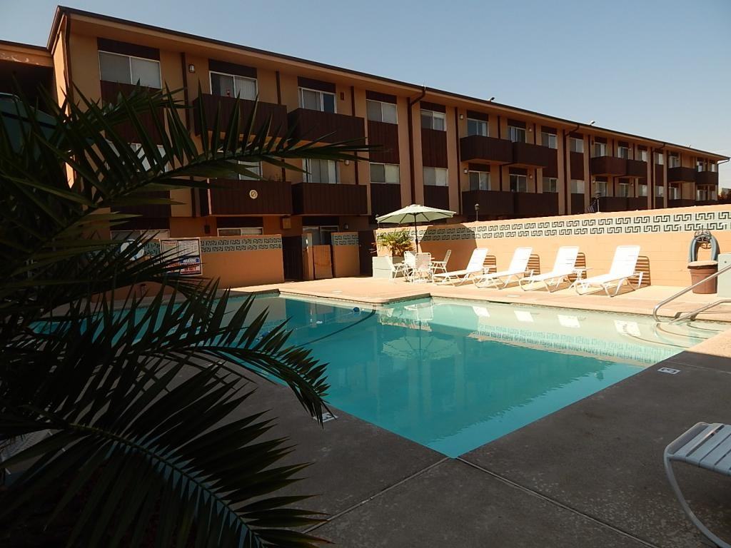 Nine-O-Nine Apts - Photo 3 of 19