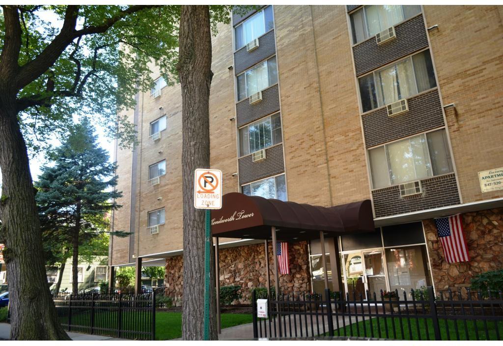 110 N Kenilworth Apartments - Photo 2 of 19