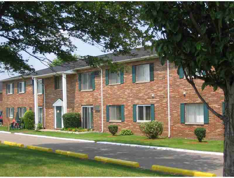 Hawthorne Club Apartments - Photo 2 of 14