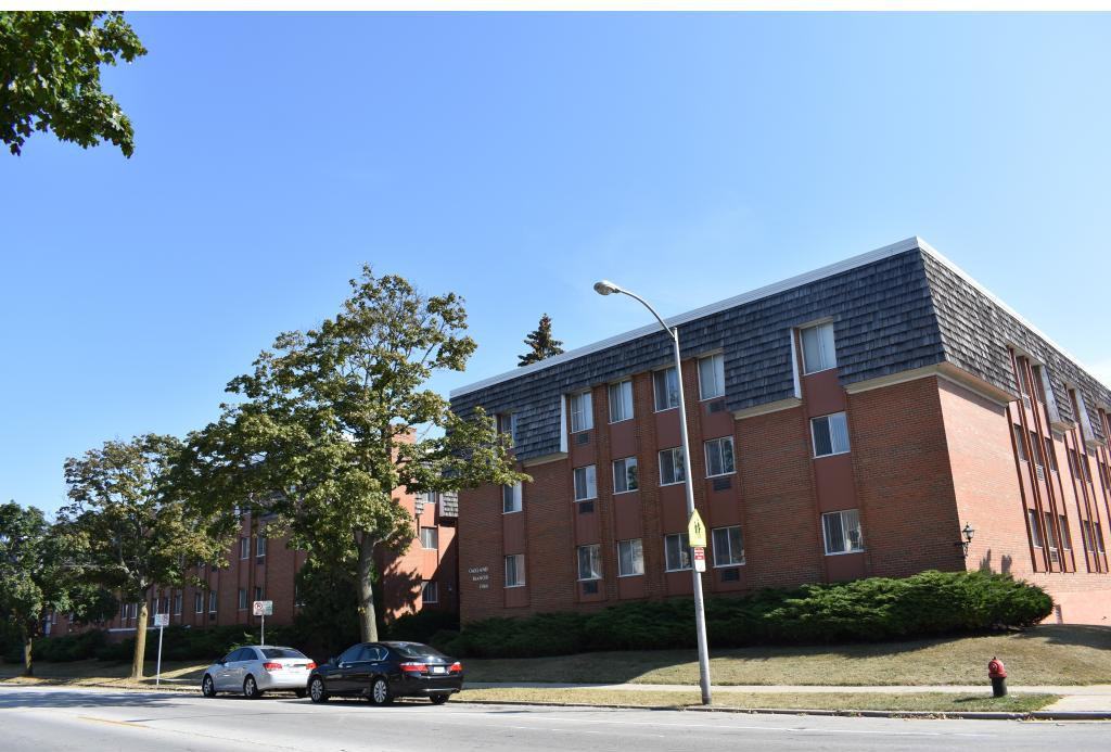 Oakland Manor - Photo 2 of 19