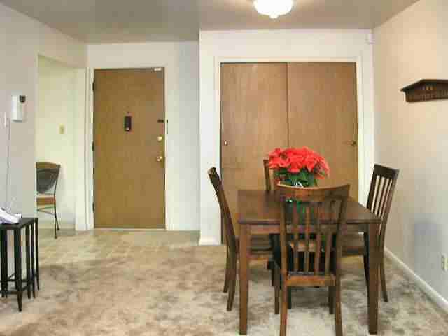 Montgomery Plaza Apts - Photo 3 of 7