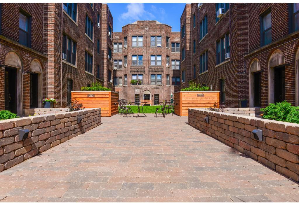 632 West Addison - Photo 3 of 14