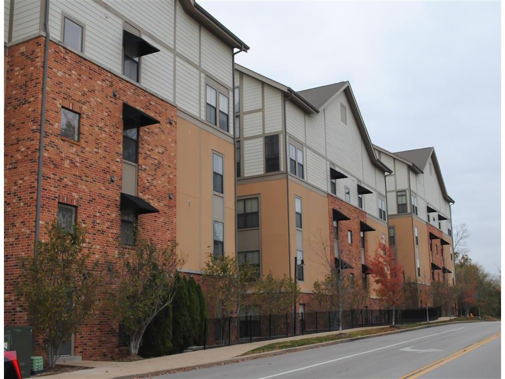 Kings Landing Apartments 618 N New Ballas Rd, Creve Coeur, MO 63141