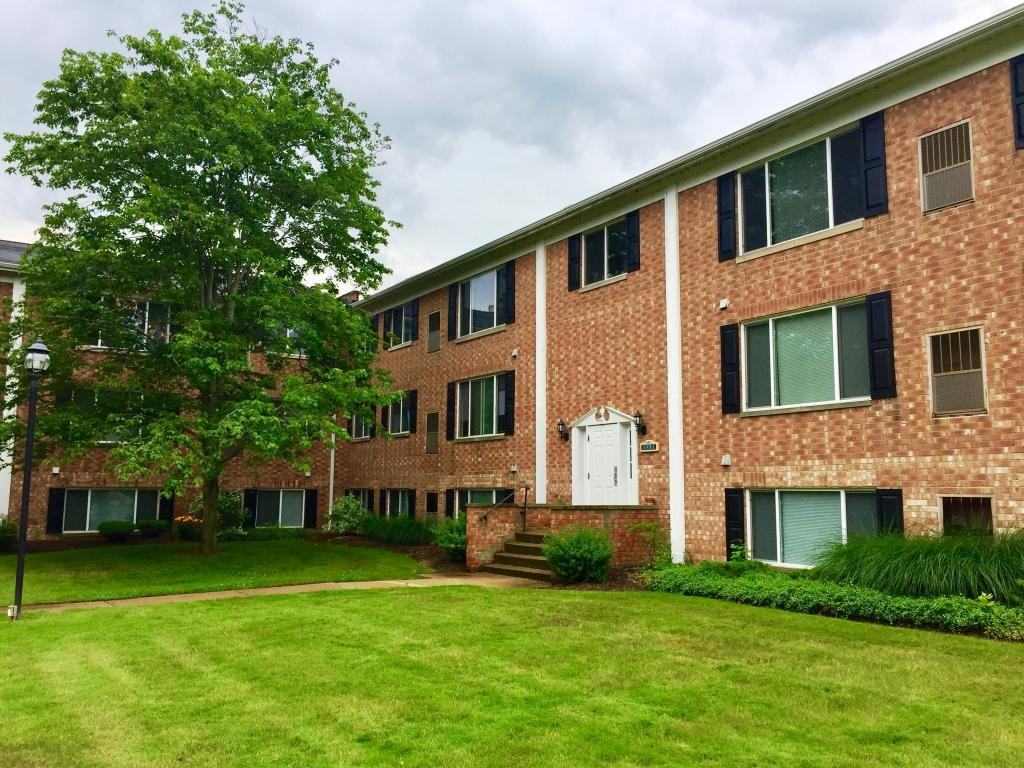 Georgetown Manor Apartments - Photo 2 of 11