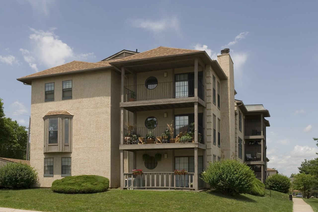 Coves North Apartments - Photo 3 of 14