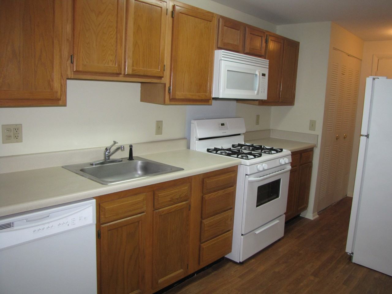 Bowling Green Village Apts - Photo 2 of 17